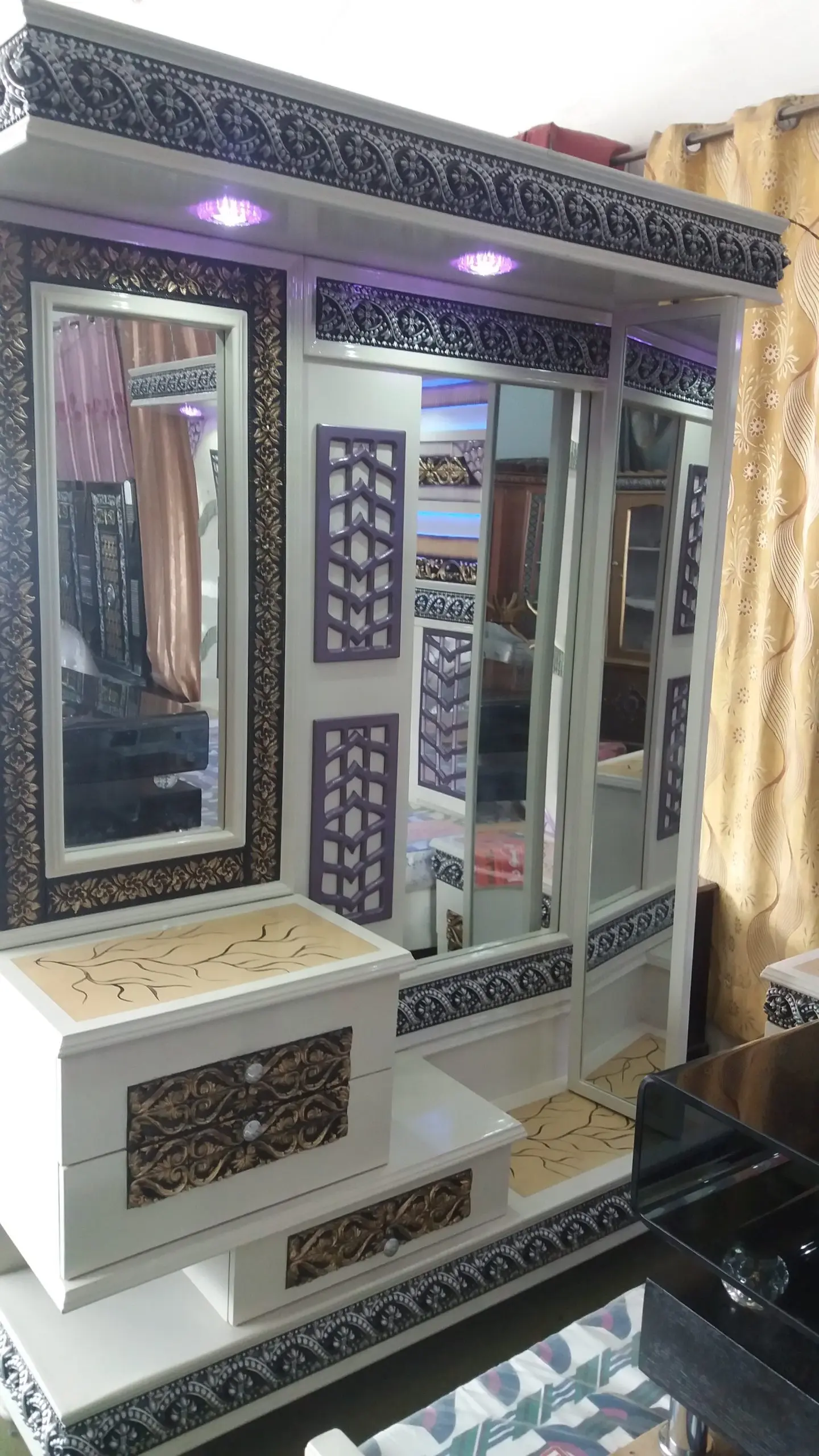 Diamond Glow Crest Panel Bed's Dressing