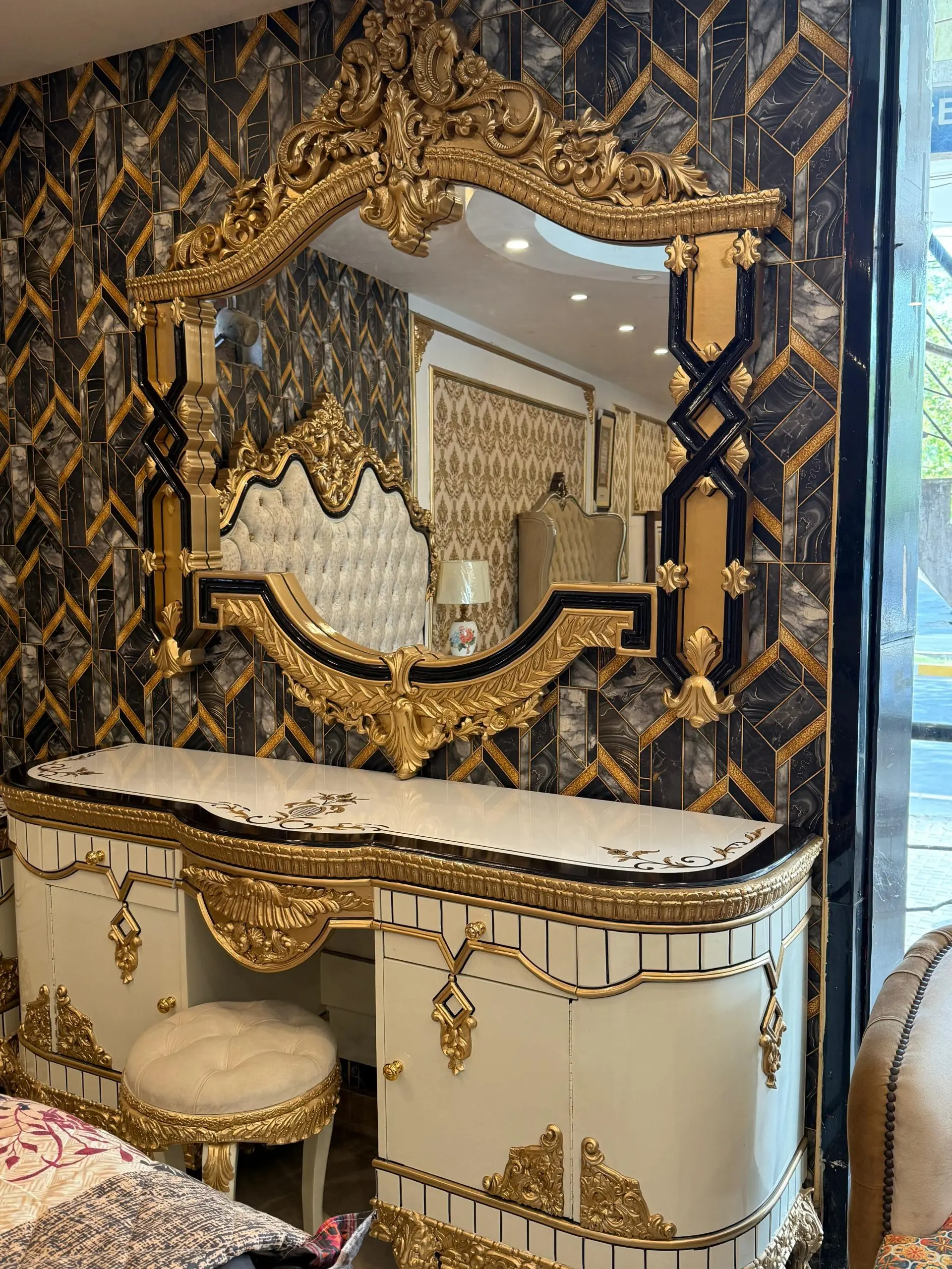 Scroll Crown Velvet Bed Set's Dressing