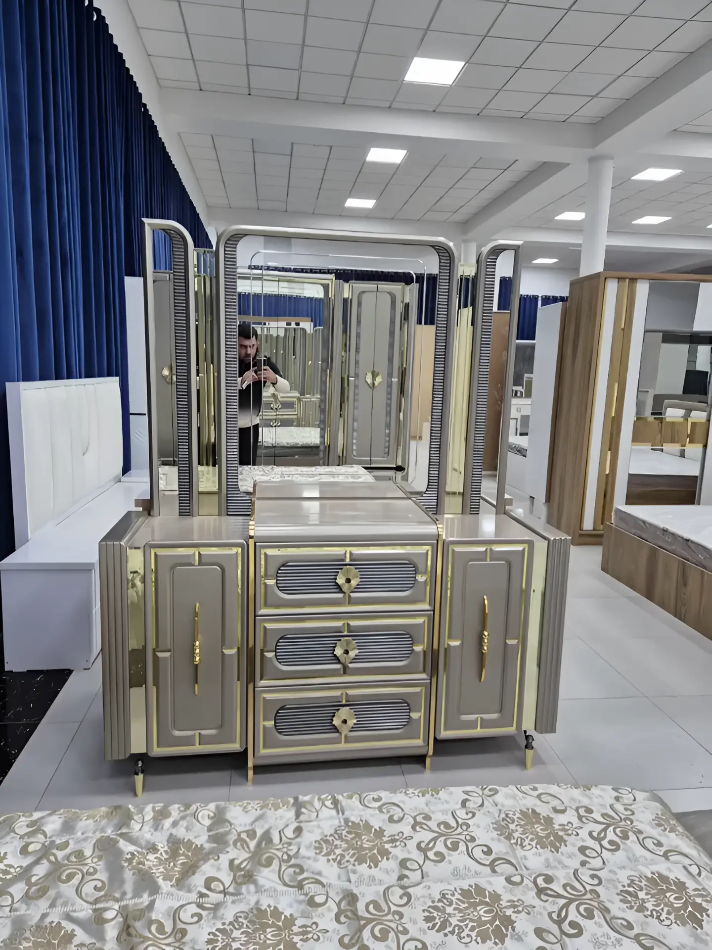Premium Gold Accent Bedroom Set with Mirrored Dressing Table